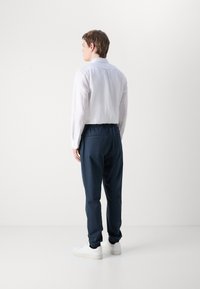 Tommy Jeans AUSTIN - Hlače - dark night navy