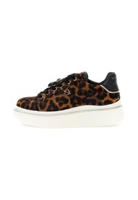 Adidași cu vârf jos, cu imprimeu leopard, șireturi negre, ochiuri aurii și o talpă groasă albă, văzuți din exterior pe un fundal alb.