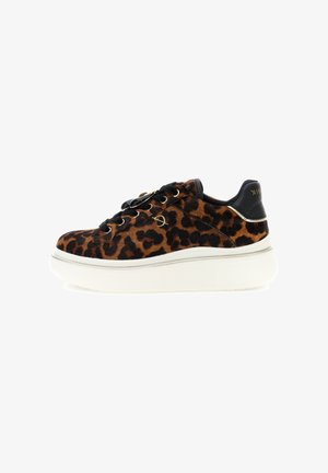 Adidași cu vârf jos, cu imprimeu leopard, șireturi negre, ochiuri aurii și o talpă groasă albă, văzuți din exterior pe un fundal alb.