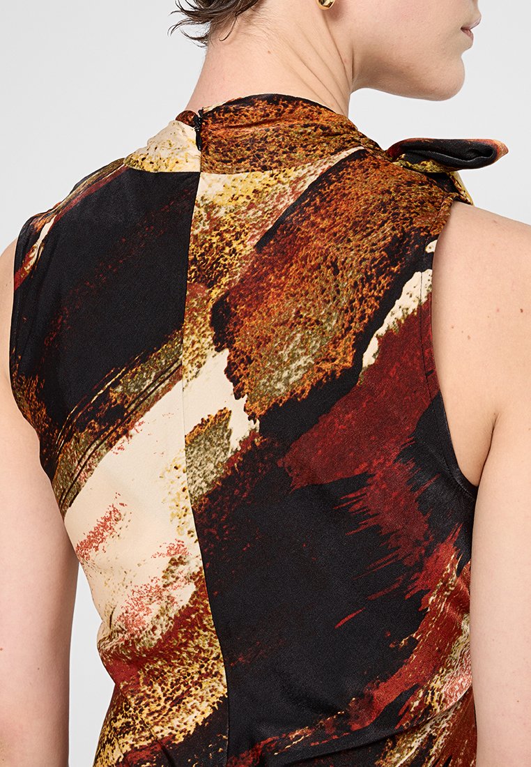 Vestido sin mangas con un patrón abstracto multicolor en tonos terrenales de rojo, negro, crema y dorado. Tela suave con un diseño ajustado.