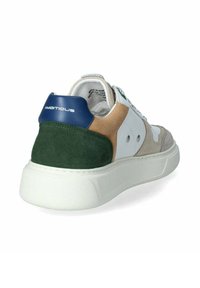 Zapatilla con cordones, base de piel blanca, talón de ante verde, acentos en marrón y azul, y suela de goma texturizada. Presenta el logo en la etiqueta del talón.