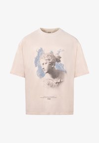 Beige oversized T-Shirt aus Baumwolle mit einem klassisch angelehnten Druck in Blau und einem Text am unteren Rand, runder Ausschnitt und kurzen Ärmeln.