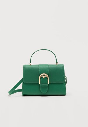 Sac à main en cuir vert avec poignée supérieure, rabat avant, détail boucle en or, et bandoulière amovible sur un fond clair uni.