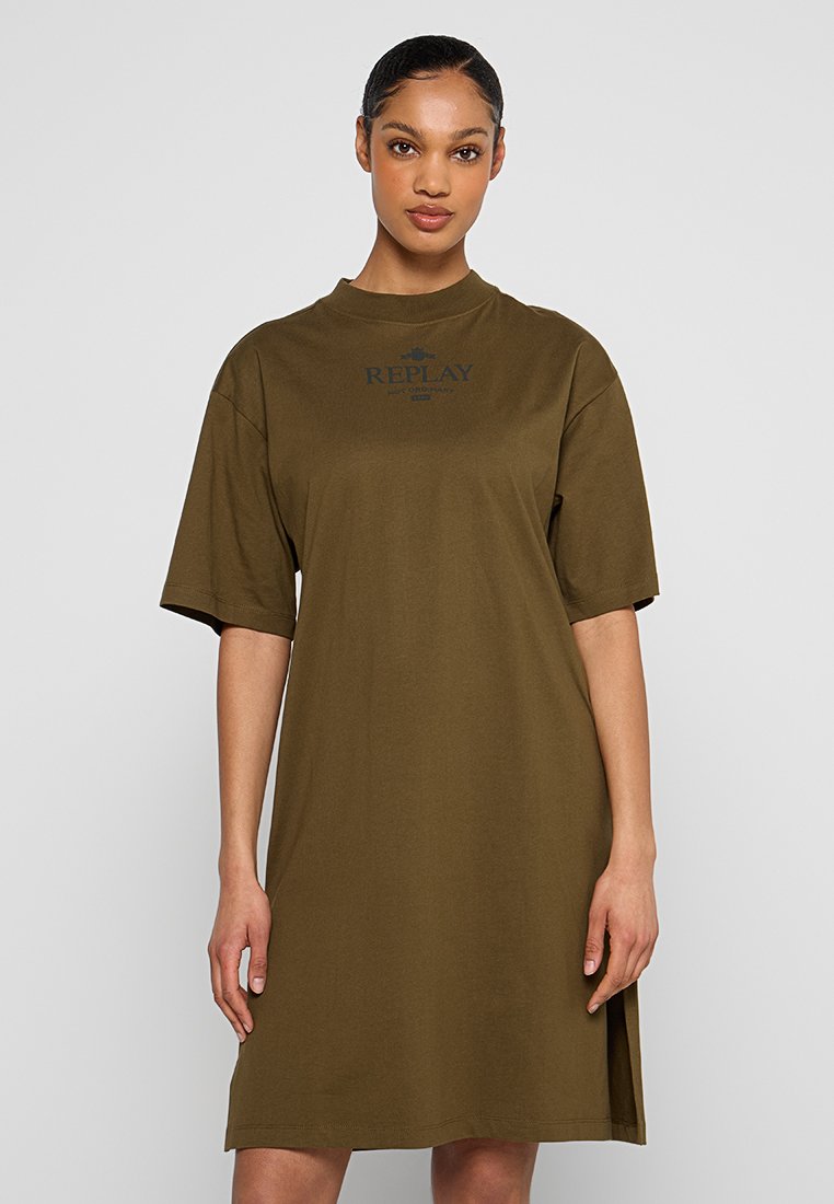 Olivengrünes T-Shirt-Kleid aus weichem Baumwollmaterial, mit kurzen Ärmeln, runder Ausschnitt und bedrucktem Logo auf der Brust.