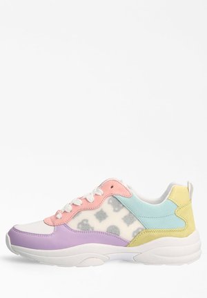 Baskets avec panneaux pastel rose, violet, bleu et jaune, lacets blancs, et panneau latéral translucide à motifs sur semelle blanche.