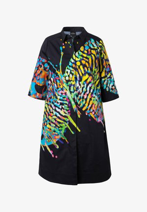 Barevná oversized košile s černým základem, zdobená jasnými skvrnami červené, modré, žluté a zelené. Krátké rukávy a zapínání na knoflíky.