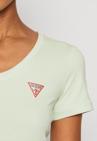 Guess TRIANGLE  - Paprasti marškinėliai - spring day