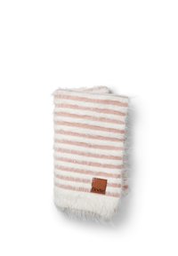 Väljeskinnsscarf med växlande ljusrosa och vita ränder, som har en mjuk textur och en brun logotypfläck. Kanten är fluffig.