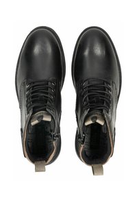 Zwarte leren enkelboots met een vetersluiting, voorzien van een zijrits, een structuurvoering en een versterkte lip aan de hiel voor gemakkelijke instap.