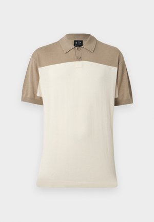 Μπεζ και εκρού κοντομάνικο πόλο με δύο κουμπιά και γιακά, κατασκευασμένο από ελαφρύ πλεκτό ύφασμα.