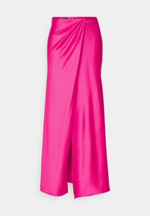 Gonna di satin fucsia con design drappeggiato, spacco alto e texture liscia. Si chiude sul retro con una cerniera discreta.