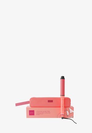 Professionel krøllejern på 38 mm i koralpink med matchende lynlåsetaske og æske, placeret på en hvid baggrund.