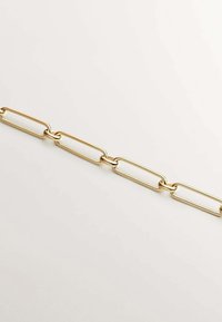 Collar de cadena de oro que presenta eslabones rectangulares alargados con un acabado pulido, mostrando una textura suave y un diseño moderno.
