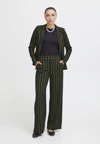 ICHI IHKATE - Nohavice - parrot green houndstooth