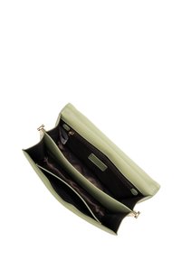 Borsa a mano in pelle verde con una texture liscia, dotata di chiusura con cerniera dorata e numerosi scomparti interni con fodera scura.