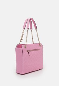 Vaaleanpunainen rakenteellinen käsilaukku, joka on valmistettu teksturoidusta materiaalista. Laukussa on kullanväriset ketjut, kahdet kahvat ja etupuolella vetoketjutasku.