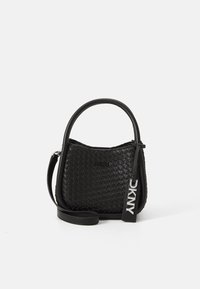 Borsa a mano intrecciata nera con forma strutturata, manico corto e tracolla rimovibile. Presenta un'etichetta con il logo e dettagli in pelle liscia.