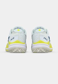 Τένις παπούτσια με επάνω μέρος από πλέγμα σε ανοιχτό μπλε, κίτρινες λεπ�τομέρειες και υποστήριξη στη φτέρνα με υφή. Ελαστική σόλα με σχέδιο για πρόσφυση.