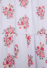 Vestido floral com um tecido lilás claro, estampado com rosas cor-de-rosa e folhas verdes, superfície texturizada e um design de volantes em camadas.