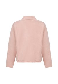 Jasnoróżowa, zamszowa kurtka z kołnierzem, opadającymi ramionami, długimi rękawami i prostym dołem, o gładkiej fakturze i minimalnych detalach.