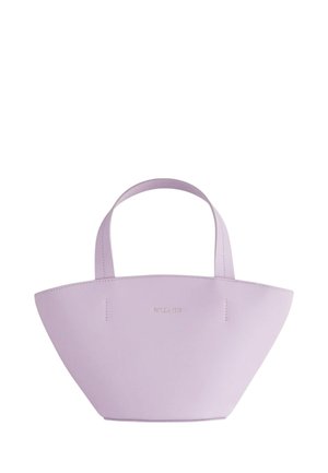 Borsa a mano di media grandezza color lavanda con ampia apertura superiore e due manici corti su sfondo bianco.