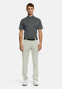 Graues Polo-Shirt, hellfarbene Hose, schwarzer Gürtel und weiße Schuhe. Glatter Stoff, klassisches Kragen-Design, taillierte Silhouette.