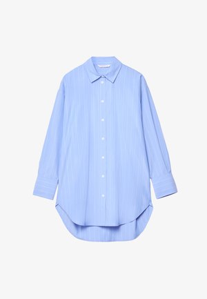 Camicia button-up a maniche lunghe di colore azzurro chiaro con righe verticali bianche, colletto a punta e orlo curvo, posata piatta su uno sfondo bianco.