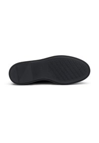 Suela de zapato de goma negra con un patrón texturizado, que presenta un logo elevado. El diseño es plano y suave, con bordes redondeados.