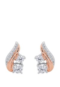 Orecchini in oro rosa e argento con design curvo, caratterizzati da un grande e da un piccolo gemma tonda trasparente, entrambi arricchiti da pietre più piccole.