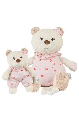 Zwei cremefarbene Teddybären in pinkfarbenen Outfits mit roten Herzen, einer groß und einer klein, beide mit Blumenstirnbändern und einer weißen sternförmigen Rassel.