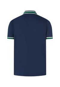 Granatowa koszulka polo o klasycznym fasonie, z zielono-białym paskiem na kołnierzyku oraz krótkimi rękawami. Gładka faktura, bez widocznych wzorów.