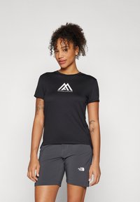 Svart treningst-skjorte med korte ermer, med en hvit fjelllogo. Kombinert med grå shorts som viser et slankt, tettsittende design.