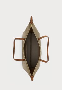 Saco tote bege com alças de couro texturizado castanho, zíper dourado e interior espaçoso. O interior possui um forro neutro.