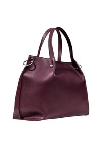 Borsa tote in pelle bordeaux con texture liscia, lati curvi, doppi manici e dettagli in metallo argentato.