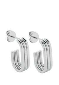 Orecchini a cerchio in argento con un design a livelli caratterizzato da più linee curve, finitura metallica lucida e chiusura a perno. Stile leggero e moderno.