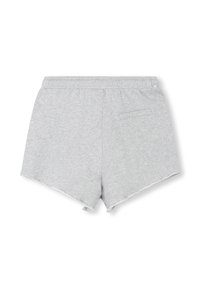 Pantalones cortos de algodón gris con una cinturilla elástica, un bolsillo trasero y un dobladillo ligeramente deshilachado. La forma es relajada y casual.