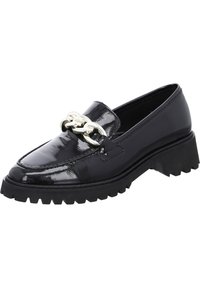 Mocassin en cuir verni noir avec un talon surélevé, présentant un accent en chaîne dorée proéminente sur le dessus et une semelle en caoutchouc robuste.