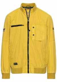 Gelbe Jacke aus leichtem Stoff, mit Reißverschluss, mehreren Taschen, gerippten Bündchen und Stehkragen.