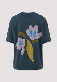 Navyblauwe katoenen t-shirt met een groot bloemdesign in lichtroze, geel en blauw op de achterkant; losse pasvorm met korte mouwen.