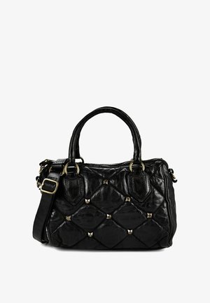 Bolso de mano de cuero negro acolchado con dos asas, tachuelas en tono dorado y una correa de hombro ajustable con hebilla en tono dorado.