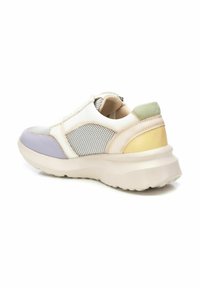 Zapatilla de cordones que combina malla y cuero en colores pastel: púrpura claro, melocotón, amarillo y verde. Suela gruesa con acentos texturizados.