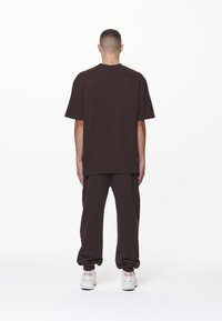 Pegador LOGO TEE - T-shirts - washed oak brown