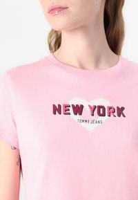 Tommy Jeans NYC  - Print T-shirt - pink sugar