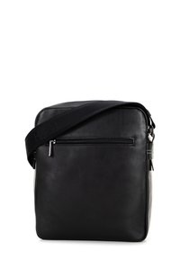 Borsa a spalla in pelle nera con forma rettangolare, tracolla regolabile, tasca frontale con zip e texture sottile, adatta all'uso quotidiano.