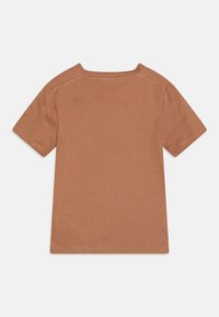 T-shirt à manches courtes dans une couleur brun chaud. Tissu doux et lisse avec un col rond et de subtils détails cousus le long des coutures.