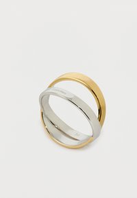 Srebrny i złoty pierścionek o podwójnym wykończeniu z gładkim, zaokrąglonym kształtem. Posiada wypolerowane srebrne wewnętrzne obrączki oraz złoty akcent na górze.