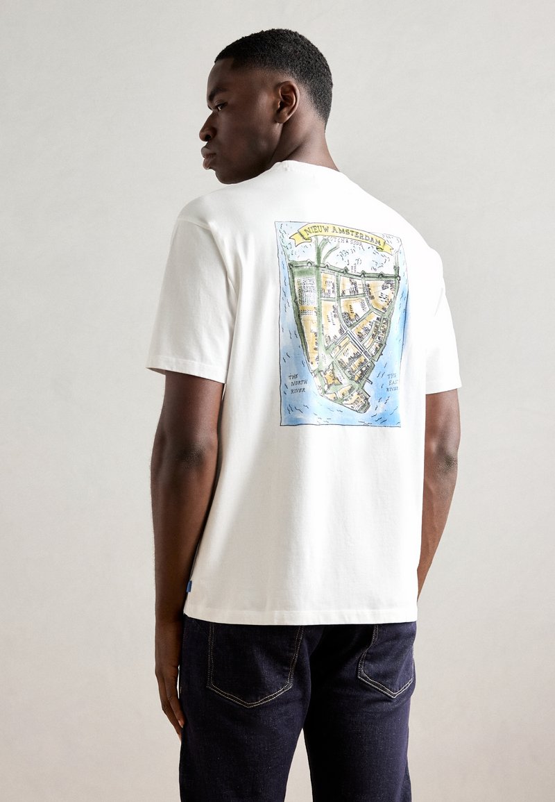 Hvid bomulds t-shirt med en farverig kortgrafik på ryggen, med teksten "NIEUW AMSTERDAM" og blå accenter langs kanterne.