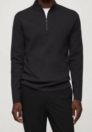 Czarny sweter na zamek z kołnierzem typu stójka, długimi rękawami i dopasowanym krojem. Wykonany z gładkiej dzianiny.
