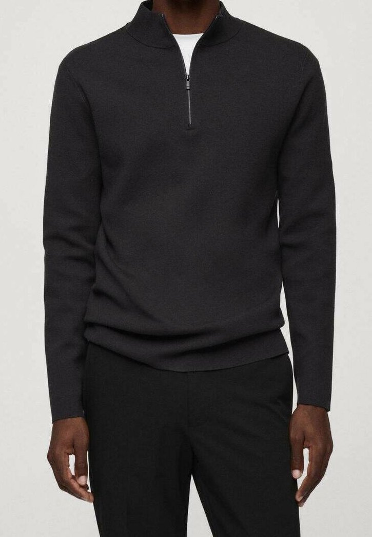 Suéter negro con cremallera, cuello alto, mangas largas y diseño ajustado. Hecho de un tejido de punto liso.