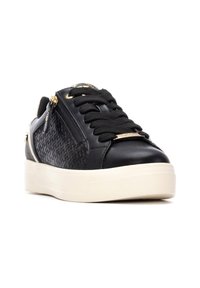 Sneaker nera con texture intrecciata, dettagli dorati e una cerniera laterale. Presenta una spessa suola bianca e lacci neri. Design liscio e strutturato.